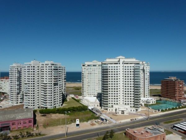 Amplio Pent House con vistas a la Brava en edificio Vanguardia